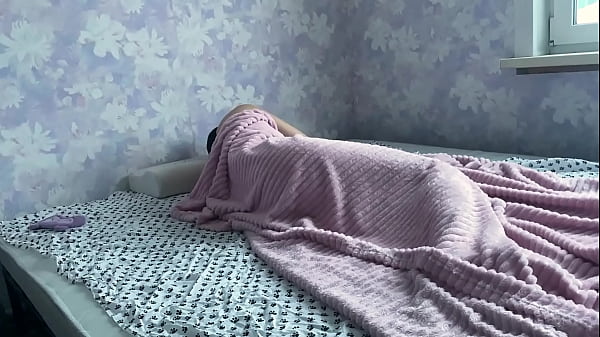 Play MP4 - Stepdaughter sneaked into the stepfather's bed and had sex with him