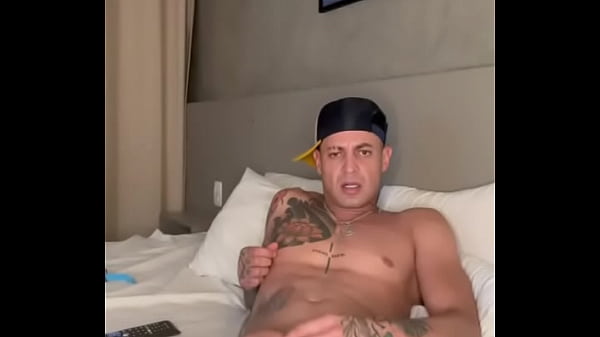 Brun&atilde;o Se Masturbando No Quarto Sozinho thumbnail