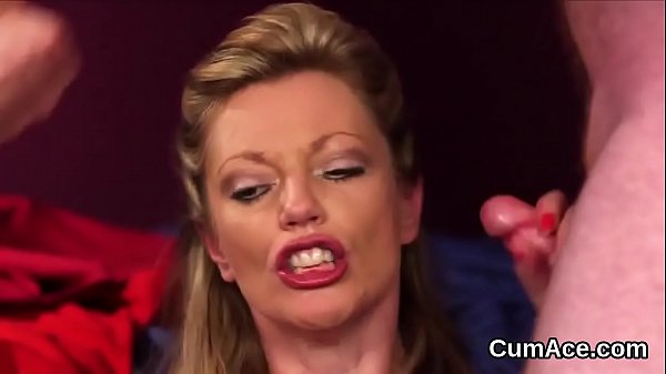 Hot sex_kitten gets jizzshot onher face eatingall thecum