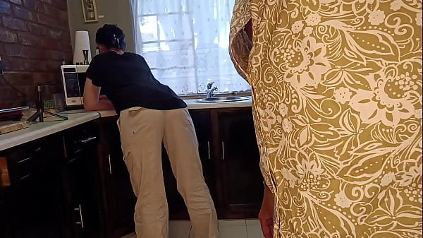 Nonton Getting Hot And Horny In The Kitchen thumbnail