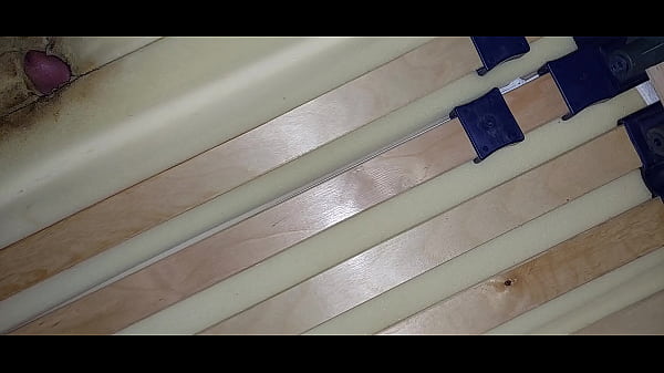 fut gaura saltelei si ejaculez sperma sub pat 