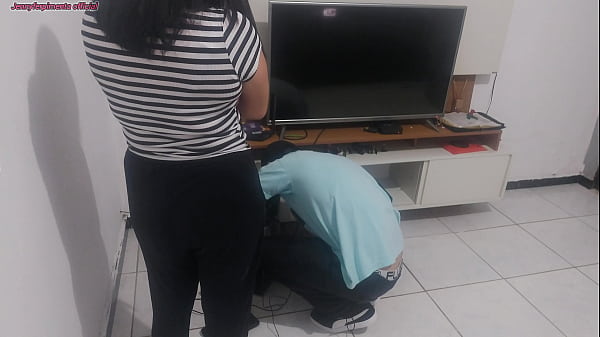 Dona de casa reclama com o t&eacute;cnico que o marido n&atilde;o percebeu sua lingerie nova ela coloca e pede a opini&atilde;o do t&eacute;cnico