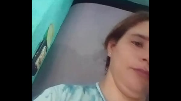 Play MP4 - Una selfie atrevida debajo de la remera