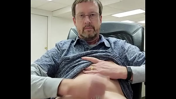 Play MP4 - Jerking pierced cock