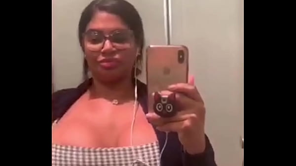 Latina tetona se le antoja masturbarse en el ba&ntilde;o 