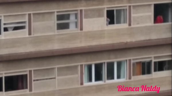 Panelaço na_sacada do prédio acabou em show_de rola.