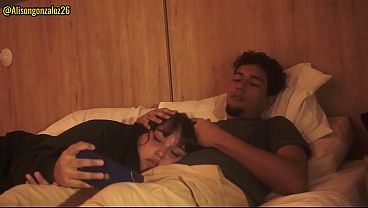 Mi Hermanastra Descansa En Mi Regazo Y No Pude Evitar La Ereccion, Su Reaccion Lo Dice Todo!! thumbnail