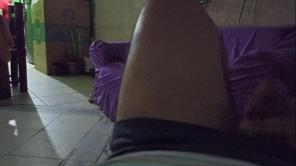 Me jalo_el pito en la sala mientras mi mamá cocina