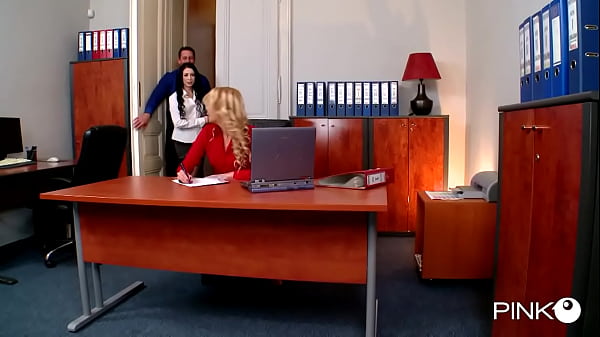 Play MP4 - Triangolo anale al lavoro con due colleghe porche