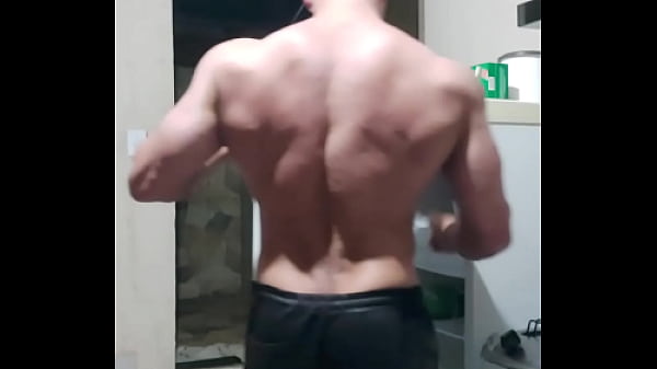 Carlos sim&otilde;es in the bodybuilder's routine 