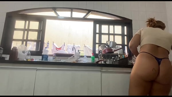 Play MP4 - Lavando lou&ccedil;a de calcinha na casa do sogro