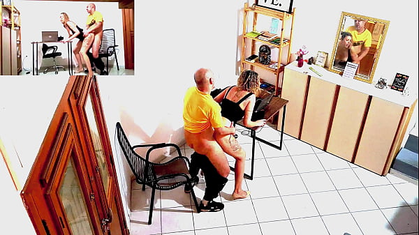 Clienthas sexwith a_law firmreceptionist while waiting