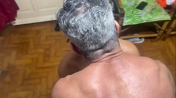 Coroa chamou dois boys para ajudar na mudan&ccedil;a e pagou com o cu, rasgaram o cuzinho dele - COMPLETO NO RED 