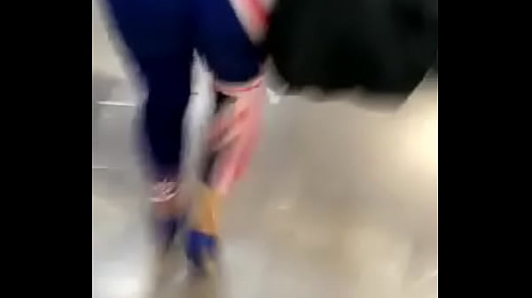 Hermosa con licra azul y roja