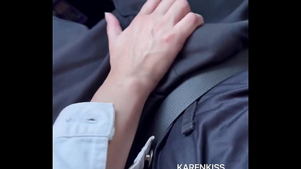 Uma m&atilde;o no volante e outra fazendo um agrado bem gostoso 