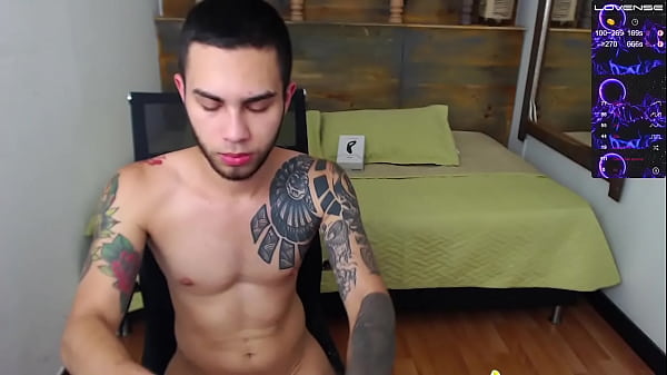 Play MP4 - un gran y guapo hombre se masturba en el cuarto de su vecina mientras cocina