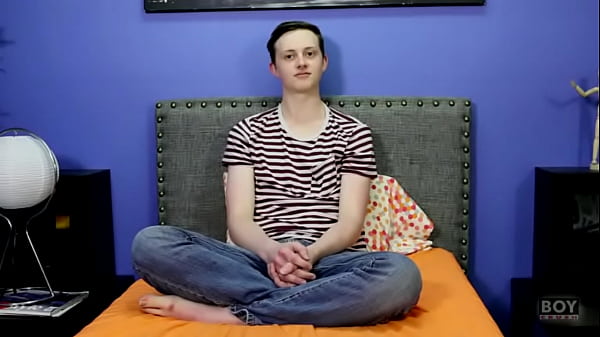 Sweet Twink Holden Ross Slides In A Dildo In His Juicy Ass