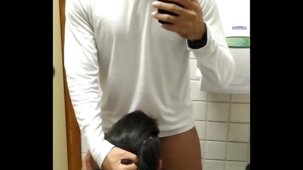 Recebi Uma Mamada Gostosa Do Moleque Dentro Do Banheiro De Deficientes thumbnail