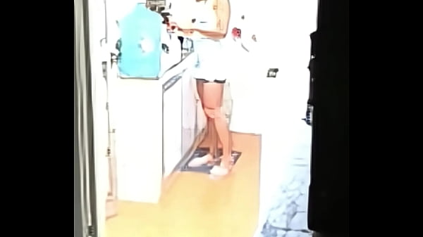 Dando pro entregador de &aacute; me exibi pro entregador novinho e pirocudo que meteu gostoso no p&ecirc;lo e me deu leitinho na boca 