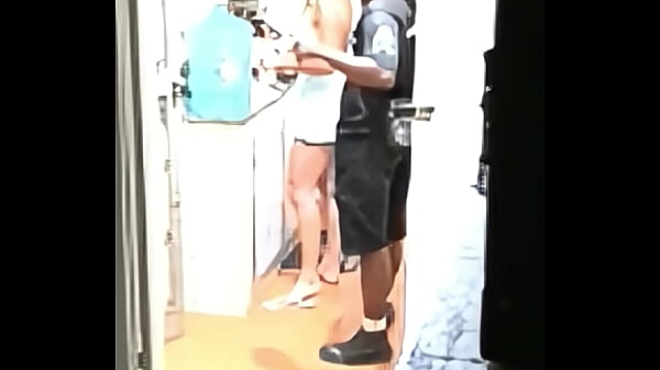 Dando pro_entregador de água Me exibi proentregador novinho e pirocudo que meteugostosono pêlo e me deu leitinho na boca