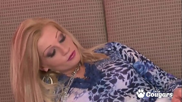 Play MP4 - MILF Bella Karina Makes Her Pussy Cream Wearing Only Stockings & Heels