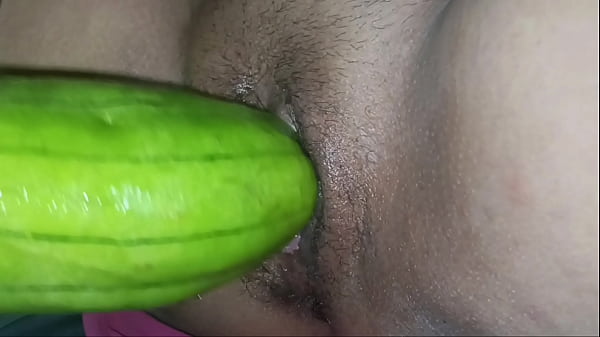 เล่นเสียวท่ายากกับผลไม้ที่แหย่เข้าไปในรูหี