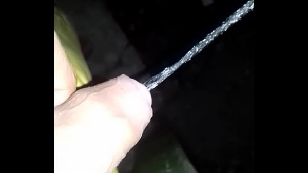 Eu mijando no terreno abandonado 