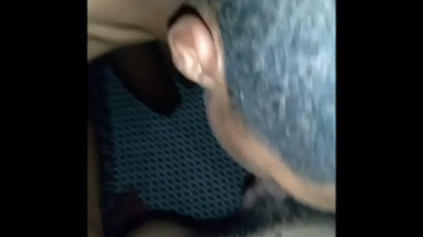 Play MP4 - Mamei o novinho dotado de presente de anivers&aacute;rio de 18 anos e ele quis logo cair de boca na minha piroca tambem