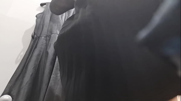 Matrigna italiana cicciona ti portainsieme a lei in un negozio abbigliamento per provarsi abiti di_pelle