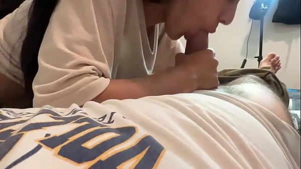 increible mamada de mi hermanastra mientras est&aacute;bamos solos en casa 