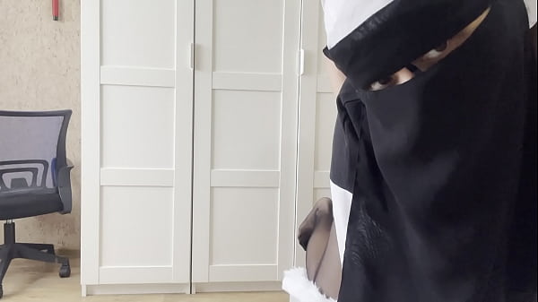 Play MP4 - Arab with big tits had sex with the boss