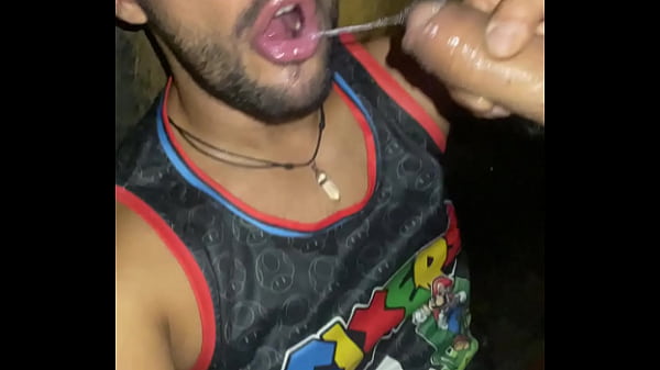 De Joelhos O Macho Mamou Seu Chefe E Ainda Comeu O Rab&atilde;o Pelo Do Coroa Muito Tes&atilde;o - Part 01 thumbnail