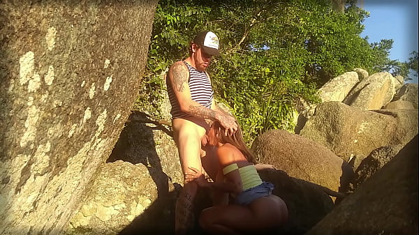 Pegosno flagra trepando na praia c Ana Rothbard