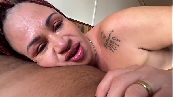 Esposa_quente numa suruba com machos pauzudos na frentedo marido corno