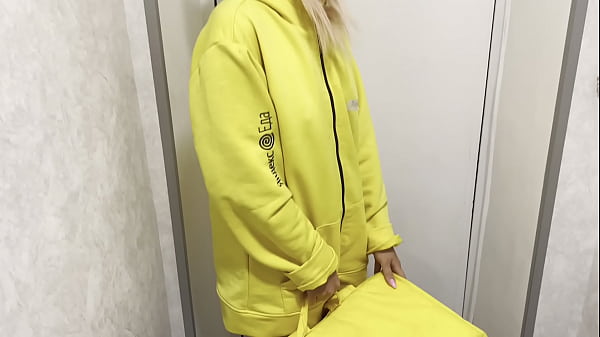 Play MP4 - Pizza delivery girl sucked my dick juicy for her gaffe and I cum on her tits