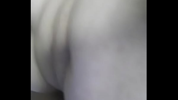 Linda rubia se masturba esperando ser penetrada 