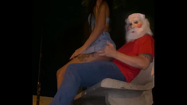 PAPAI NOEL COMENDO O CUZINHO DA NOVINHA NA PRAÇA