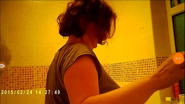 Play MP4 - Spionata la baie  4