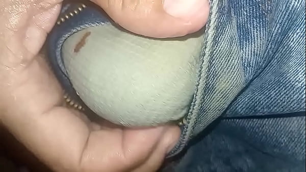 Pantalones orinados con pa&ntilde;al de tela y dos deliciosos orgasmos con pajita de noche lluviosa 