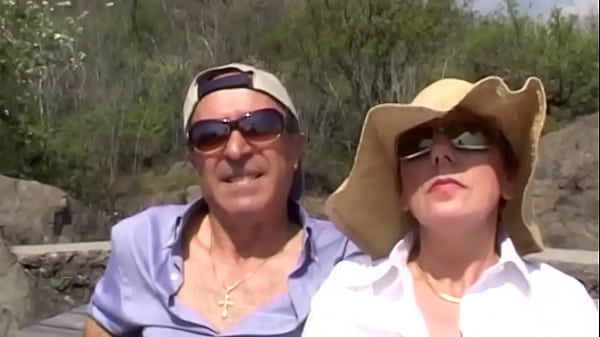 Il pensionato va a fare una passeggiata e ha fame