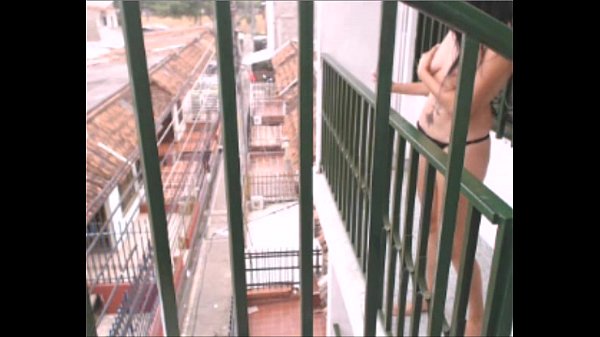 Play MP4 - desnuda en el balcon