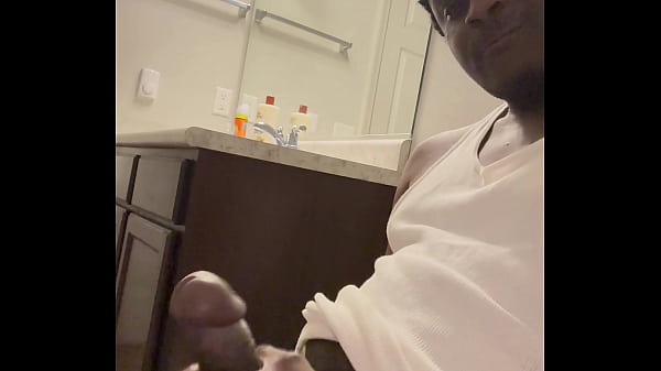 Play MP4 - HUGE CUMSHOT WHILE SHITTING