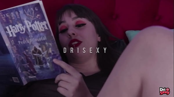 novinha lendo Harry Potter peladinha DriSexy