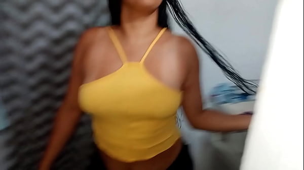 Play MP4 - Cu&ntilde;ado me convence y me arrodilla para chuparle la polla&comma; me mete a su habitacion y me folla muy duro sin compasion con su enorme polla &excl;&excl;&excl; Me abri&oacute; toda la vagina