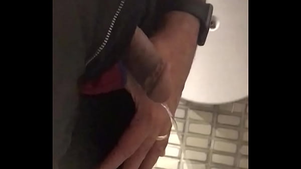 Roludo gostoso tatuado 