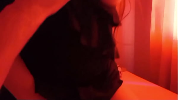 Sexy y pequeña madrastra caliente entra al cuarto de su hijastro y se lo folla_por primera vez