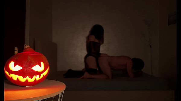 Play MP4 - Celebrating halloween with pegging
