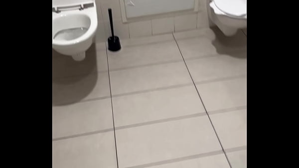 Lety howl cherche une table &agrave; monter dans un c&eacute;l&egrave;bre magasin de meuble je 