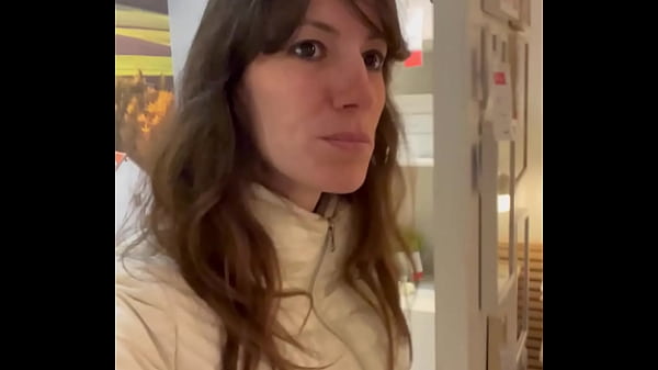 Nonton Lety Howl Cherche Une Table &agrave; Monter Dans Un C&eacute;l&egrave;bre Magasin De Meuble ... Je... thumbnail