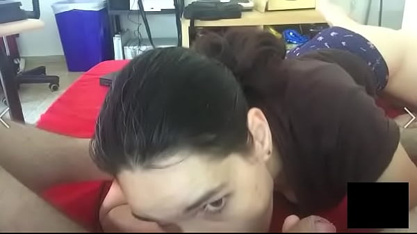 No puedo aguantar y me corro en su garganta